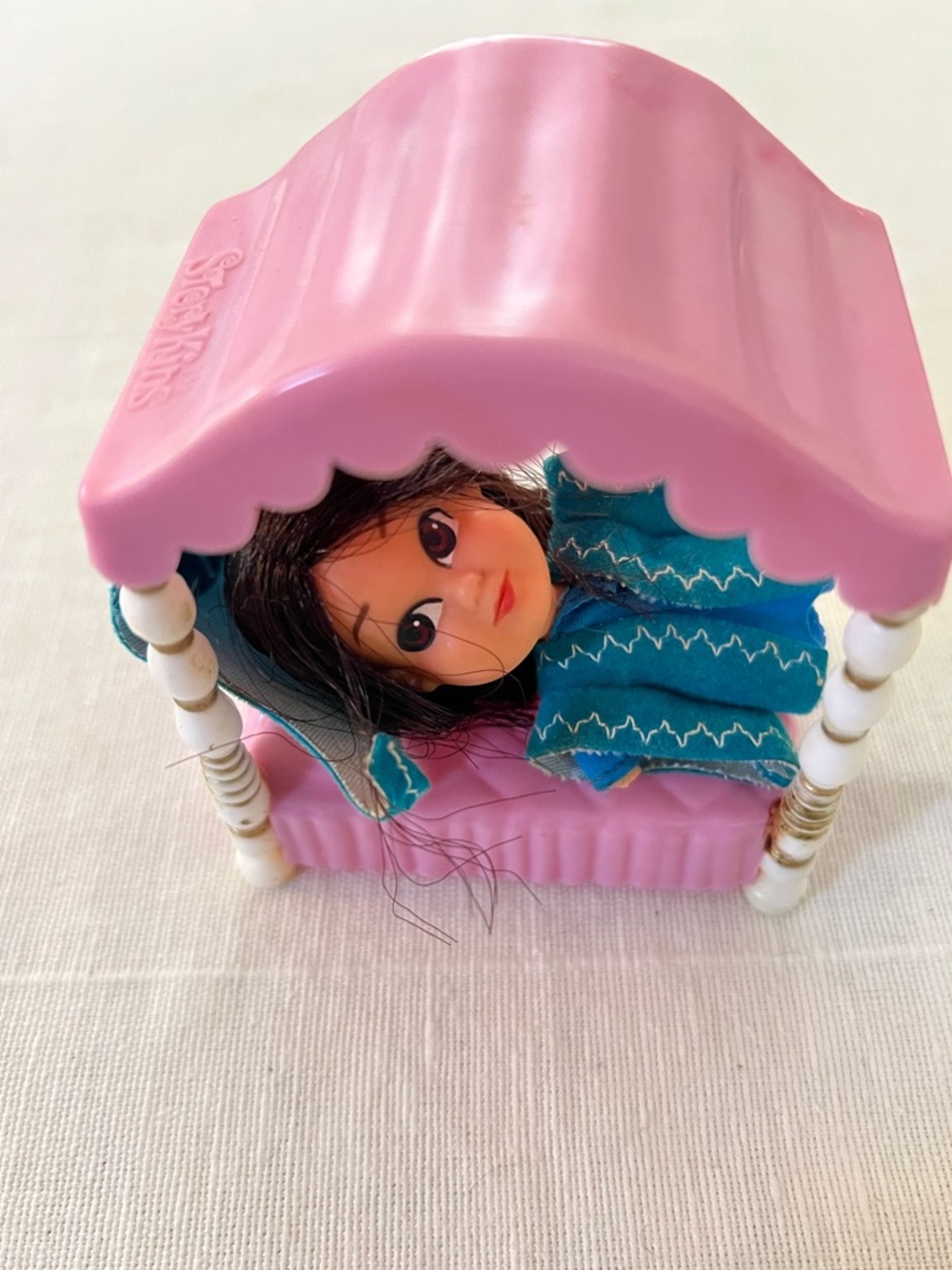 Hasbro Storykins Liddle Kiddle era SLEEPING BEAUTY DOLL & Bed Set